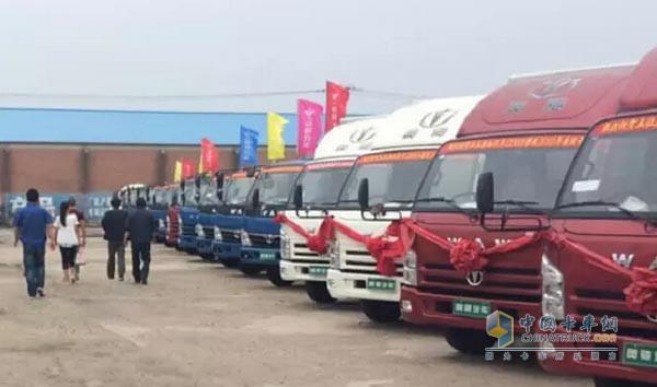 奧馳汽車聚劃算活動(dòng)現(xiàn)場(chǎng)用戶看車