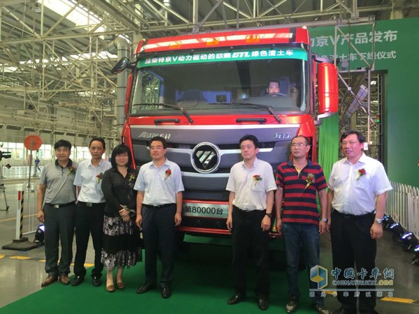 歐曼綠色渣土車第80000臺(tái)搭載濰柴動(dòng)力以“特京V”方式亮相