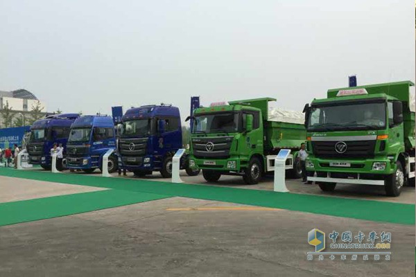 配裝京V動(dòng)力的歐曼綠色渣土車
