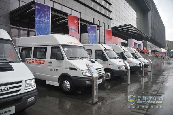 IVECO廂式物流車(chē)