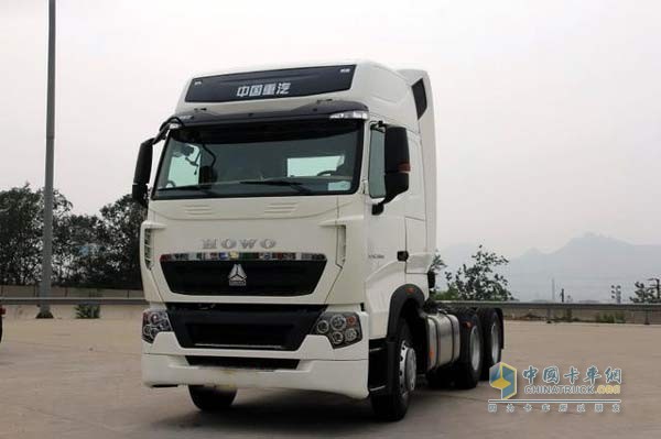 中國重汽豪沃T7H440馬力牽引車34.4萬