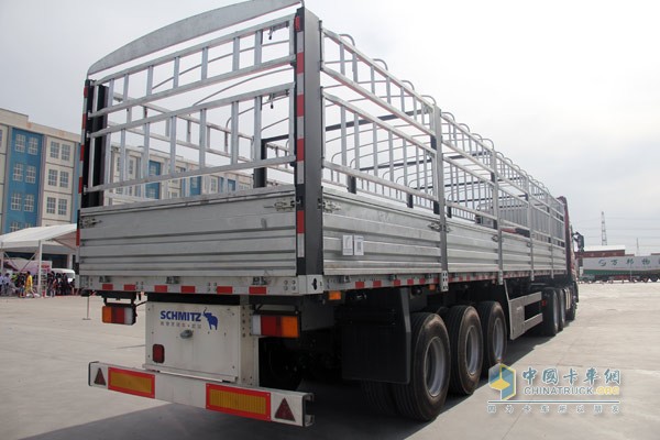 應(yīng)用鍍鋅技術(shù)的施密茨掛車(chē)