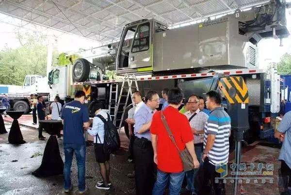 中聯(lián)重科起重機新涂裝產品驚艷香港