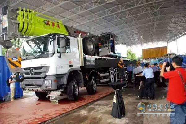 中聯(lián)重科起重機新涂裝產品驚艷香港