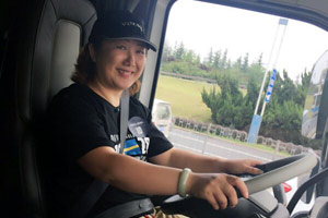 路人甲轉(zhuǎn)粉絲 女司機(jī)與沃爾沃卡車(chē)的情緣
