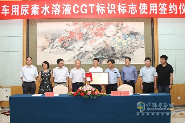 廈門溢通代表上臺簽約，與專家組成員并影