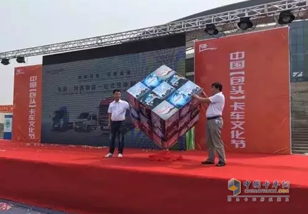 現(xiàn)場(chǎng)發(fā)布“電商、快遞物流一站式整體解決方案”