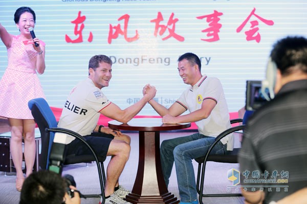 東風(fēng)號(hào)船長(zhǎng)夏爾與天龍哥冠軍周開勝現(xiàn)場(chǎng)比拼