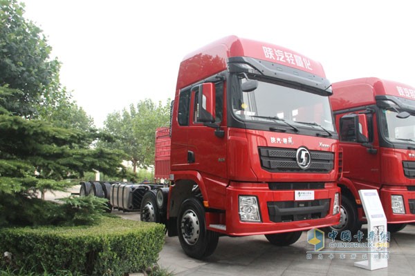 陜汽重卡 德龍X3000 345馬力 8x4 國(guó)四 二類底盤(pán)