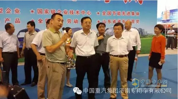 山東省建設廳城建處王處長聽取孫磊經(jīng)理介紹重汽環(huán)衛(wèi)產(chǎn)品