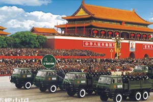 揚(yáng)國威 壯軍魂 陜汽軍車彰顯英雄本色