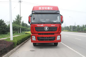 駕乘空間優(yōu)化到位 試駕陜汽X3000 8X4倉柵載貨車