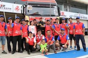 6x4量產(chǎn)車 PK 4x2賽車 乘龍H7首戰(zhàn)告捷