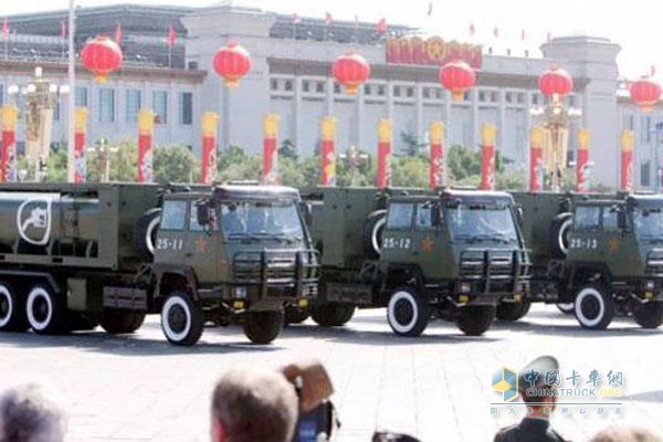 國(guó)慶閱兵式中的陜汽軍車