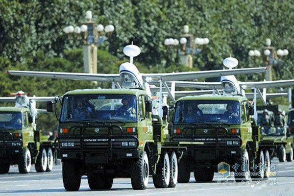 東風(fēng)卡車搭載無(wú)人機(jī)參加閱兵