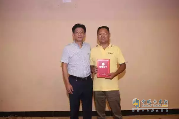 曾總為體驗賽冠軍頒獎