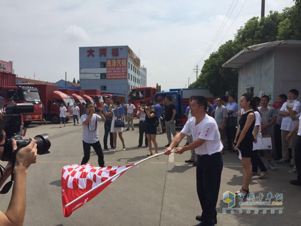 東風汽車股份有限公司副總經(jīng)理劉耀平揮動上海站發(fā)車旗