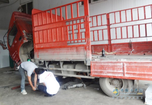 服務站人員給參賽卡友車輛進行檢測