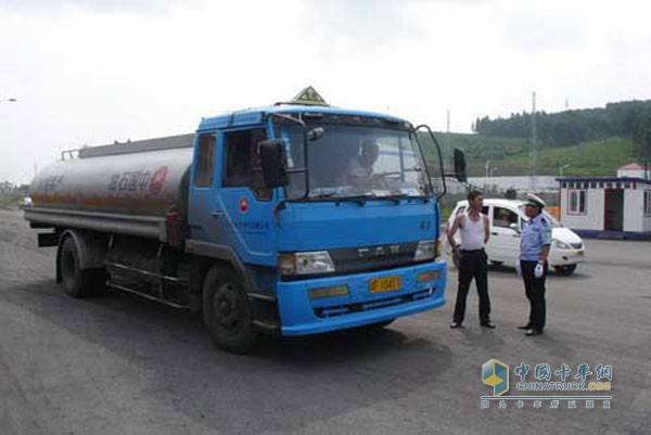 山東嚴(yán)查危化品運(yùn)輸車輛