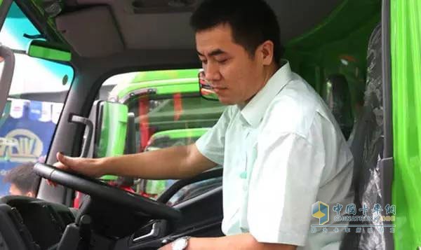 新邦物流的馬總正在試駕帥鈴車(chē)型