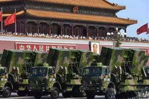 16臺(tái)北奔重卡承載某兵種裝備運(yùn)輸方隊(duì)受閱