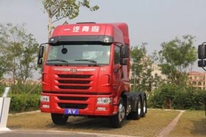 一汽青島解放天V牽引車為危化品運(yùn)輸安全護(hù)航