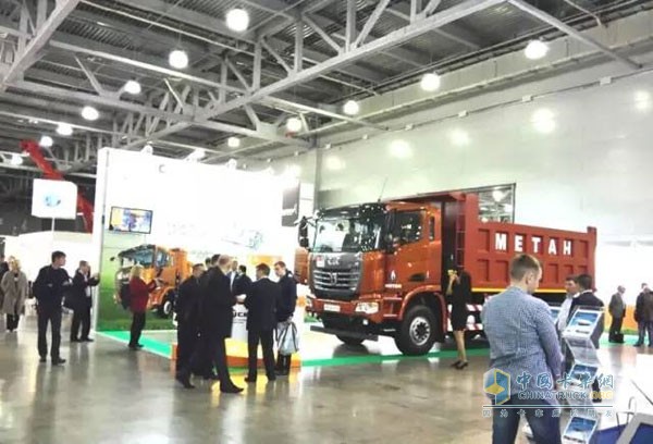 車展現(xiàn)場，觀摩和咨詢聯(lián)合卡車的國外友人絡(luò)繹不絕