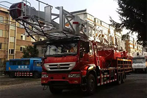 領(lǐng)先裝載 中國重汽45噸油田修井機(jī)專用車 