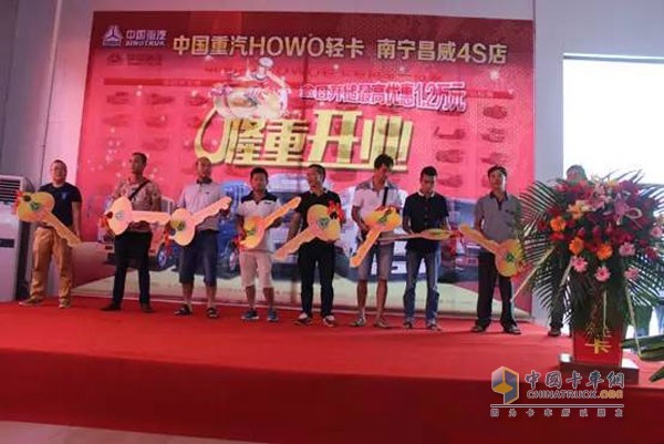 開業(yè)慶典現(xiàn)場(chǎng)用戶交車儀式