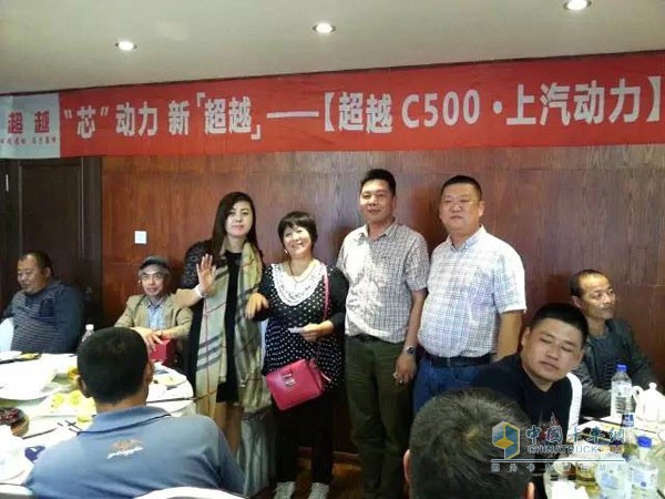 頒獎現(xiàn)場，徐淑芳女士(左二)開心地向眾人打招呼