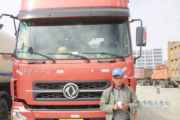 青藏公路上的卡車(chē)司機(jī)老馬