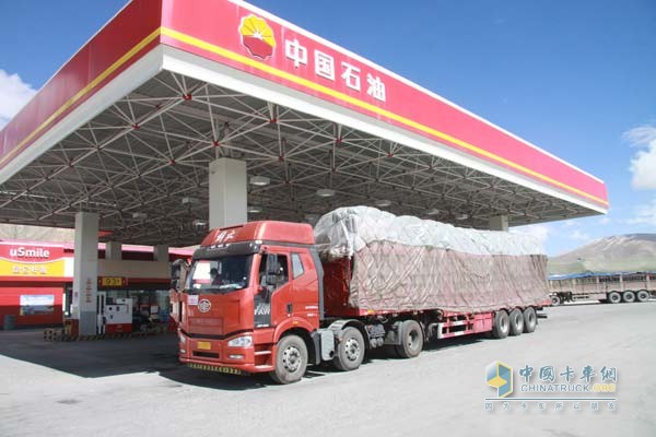 陳師傅檢查車(chē)輛等待出發(fā)重卡爬坡賽