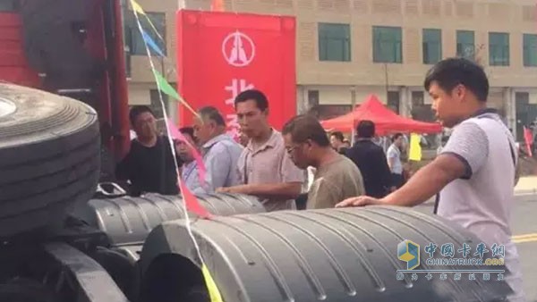 客戶在參觀車(chē)輛