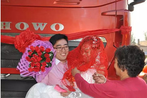 國慶結(jié)婚迎親車隊誰最強？  HOWO-T7H車隊風(fēng)頭蓋豪車