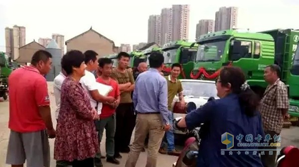 陜汽重卡 渣土車(chē) 濰柴發(fā)動(dòng)機(jī) 法士特變速箱