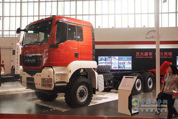 德國(guó)曼恩TGS33.540 6X6 BB經(jīng)典機(jī)場(chǎng)消防車