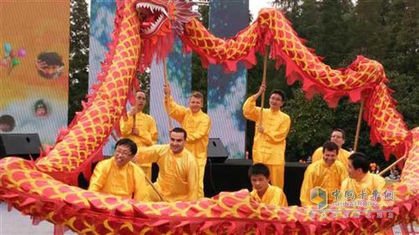 大陸集團(tuán)集團(tuán)領(lǐng)導(dǎo)在儀式開始前舞龍助興