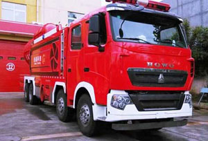 中國重汽540馬力T7H消防車交付油田用戶