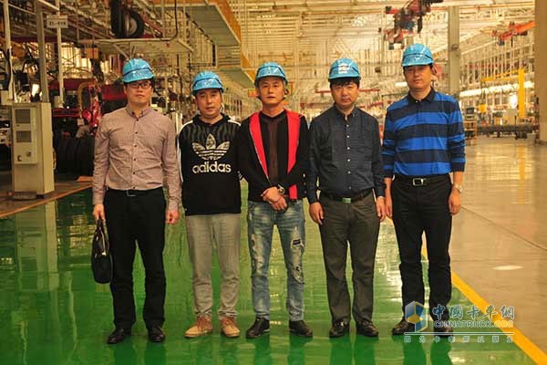 集瑞聯(lián)合物流在華菱星馬當場簽下10臺訂單