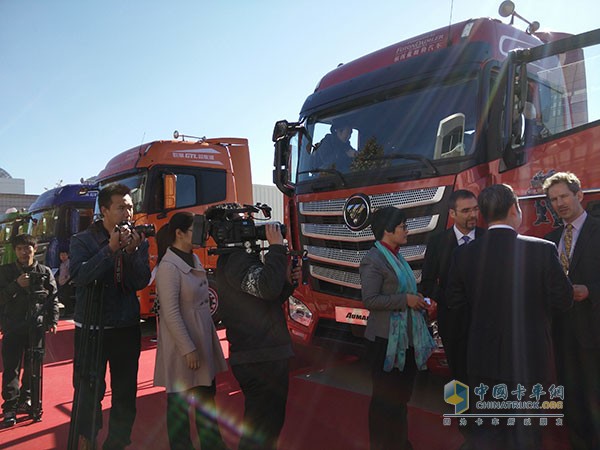 默克爾訪華團(tuán)參觀福田戴姆勒工廠