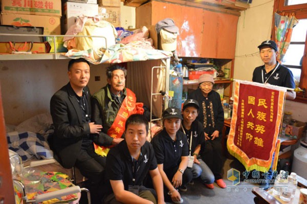 志愿者與趙爺爺合照