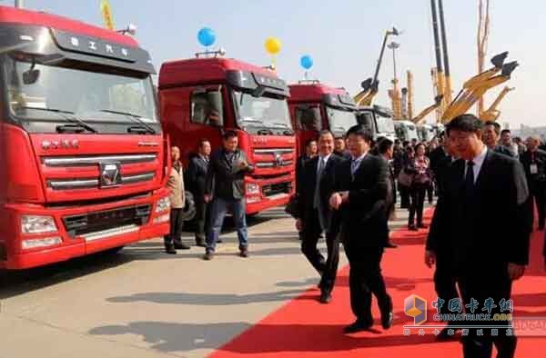開幕式后，政府、行業(yè)多位領導嘉賓蒞臨徐工展區(qū)參觀