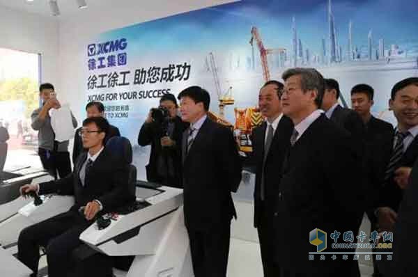 開幕式后，政府、行業(yè)多位領導嘉賓蒞臨徐工展區(qū)參觀