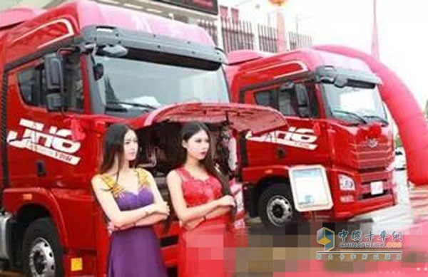 明艷動(dòng)人的美女車(chē)模