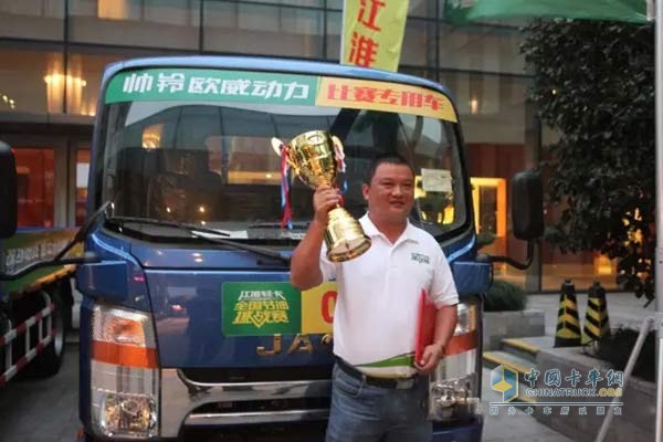 程云霞駕駛搭載濰柴WP3發(fā)動(dòng)機(jī)的帥鈴賽車獲得獎(jiǎng)杯