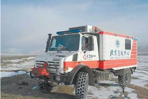 危急時刻勇?lián)厝?，烏尼莫克越野救護車冒雪進山運出心衰老人