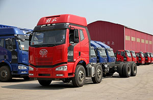一汽解放 J6M 320馬力 8X4 9.5米欄板式載貨車(chē)底盤(pán)