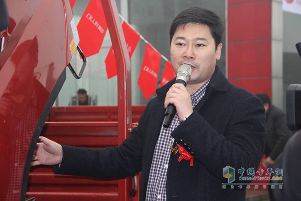 北汽福田汽車(chē)股份有限公司北京福田發(fā)動(dòng)機(jī)廠副廠長(zhǎng)鄭啟龍現(xiàn)場(chǎng)講解新品