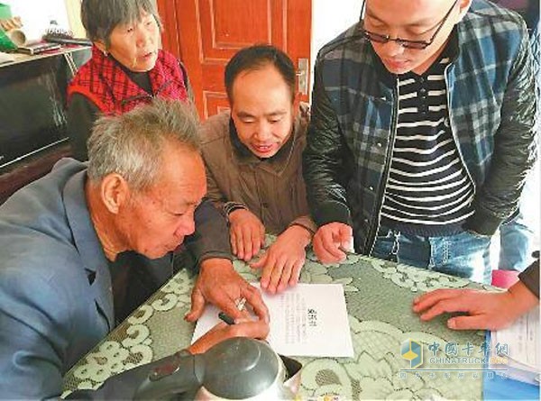 俞某在淘汰黃標(biāo)車委托書(shū)上簽字