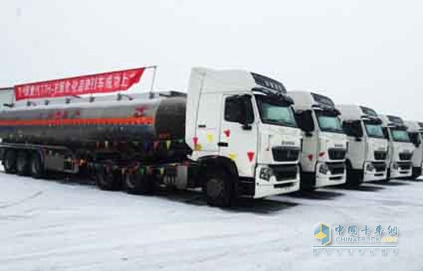 重汽T7H-B版危化品牽引車收獲新疆用戶一致好評